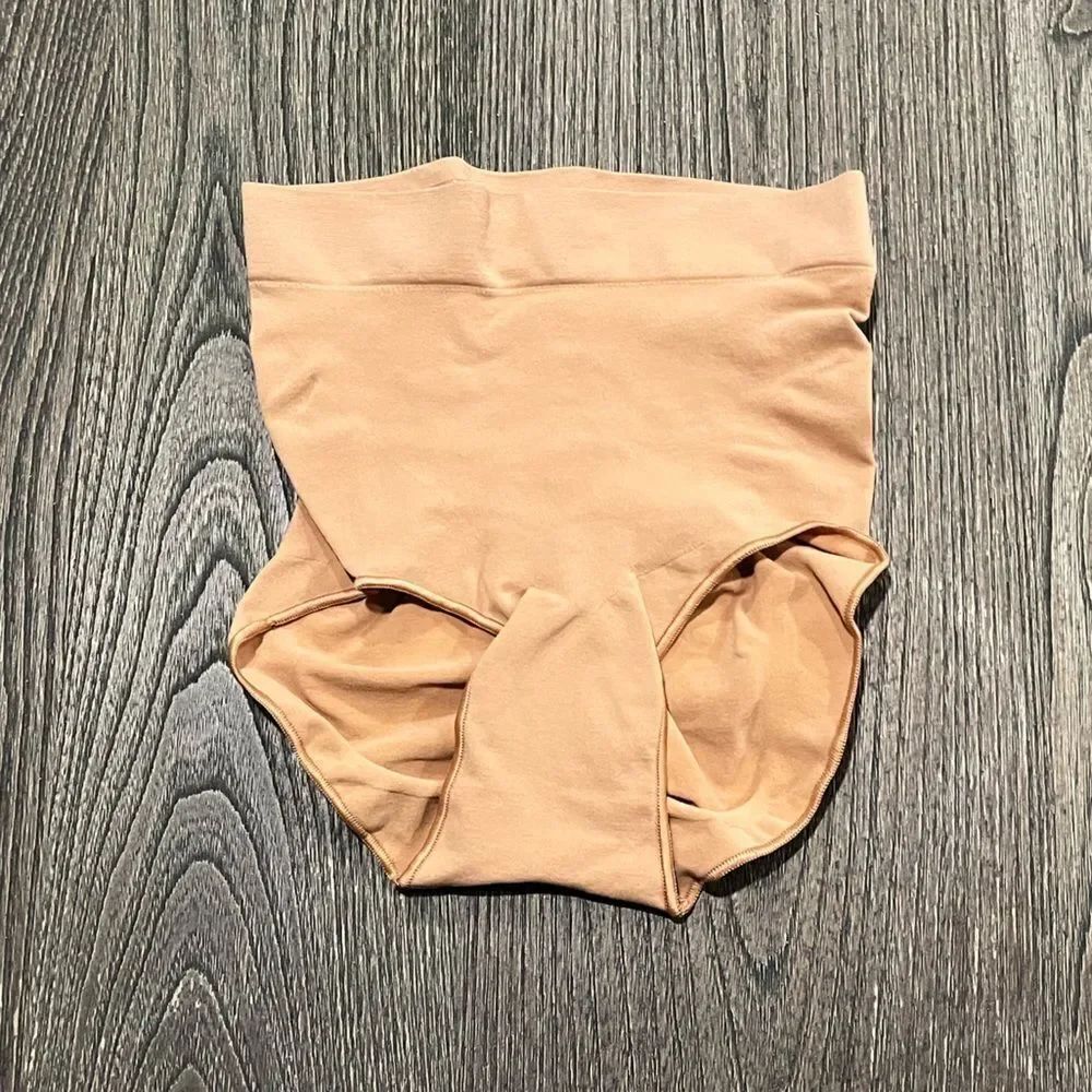 NWOT Skims Seamless Sculpt Mid Waist BriefsâCotton Gusset Shapewear Sand S/M